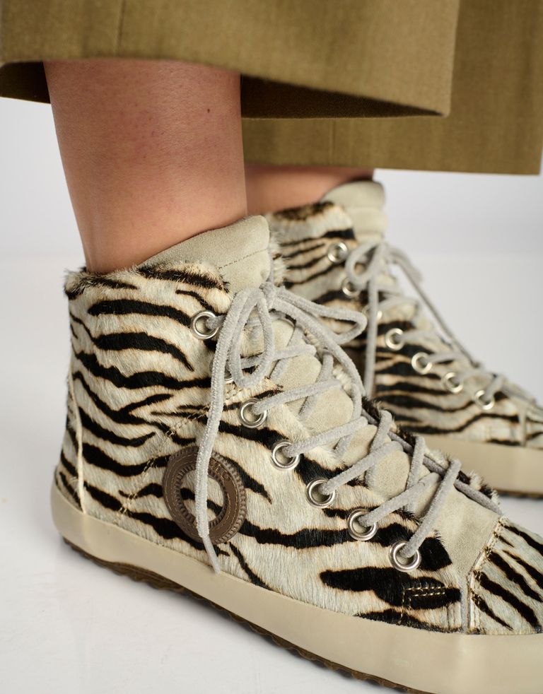 נעלי נשים - Aro - סניקרס זמש גבוהות עם הדפס - זברה1