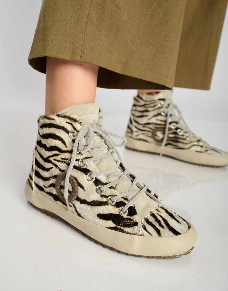 נעלי נשים - Aro - סניקרס זמש גבוהות עם הדפס - זברה2