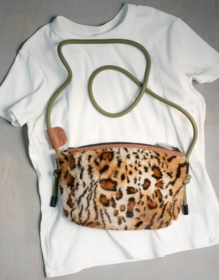 נעלי נשים - Flower Mountain - תיק צד POCKET FM - נמר1