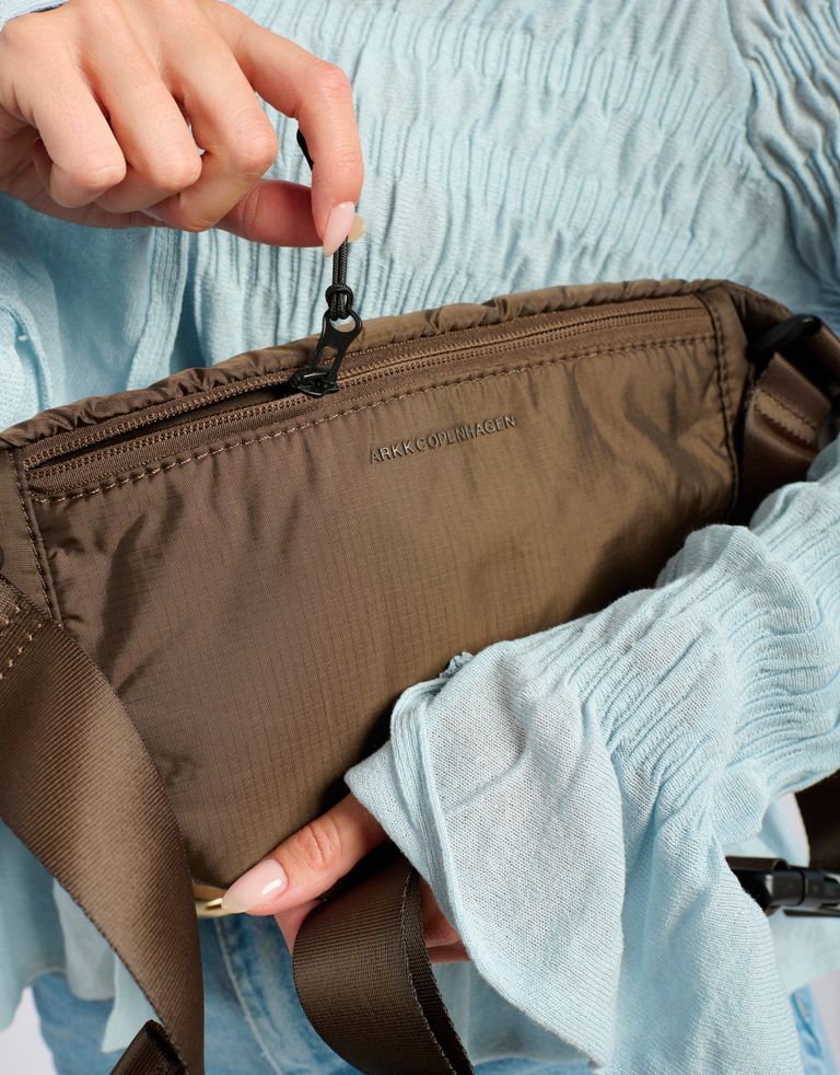 נעלי נשים - Arkk - תיק פאוצ' ניילון BUMBAG - חום4