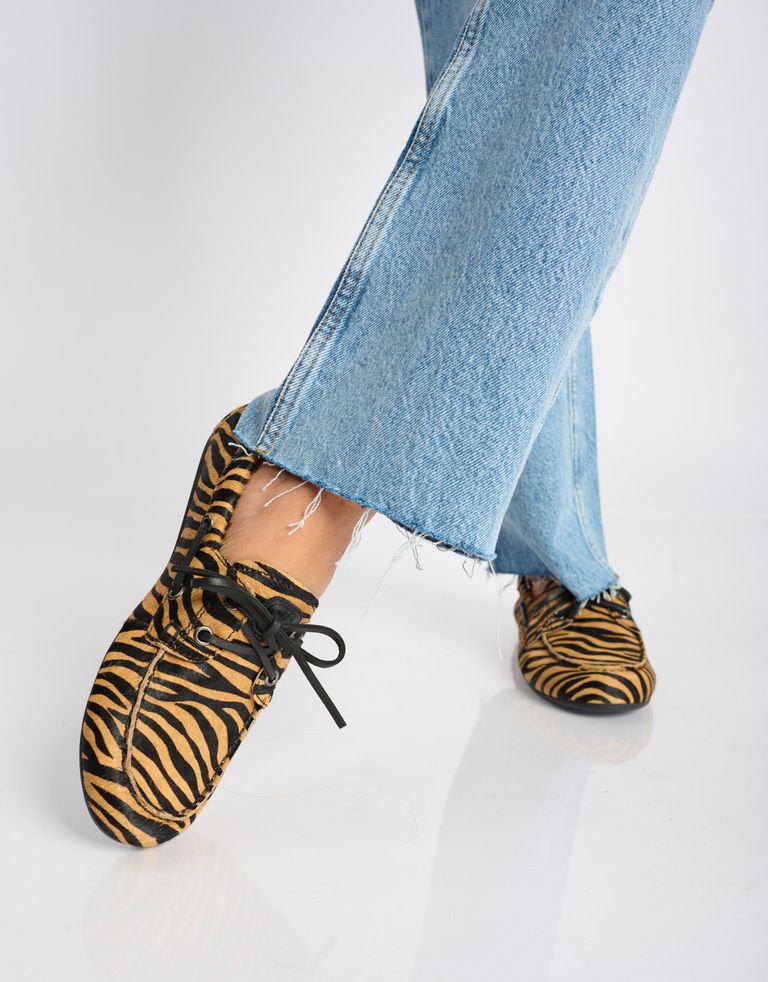 נעלי נשים -  - נעלי מוקסין עם הדפס TANA - זברה3